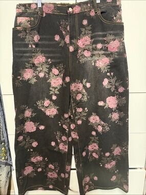 SHEIN Black Straight-Leg Jeans with Pink Floral Print